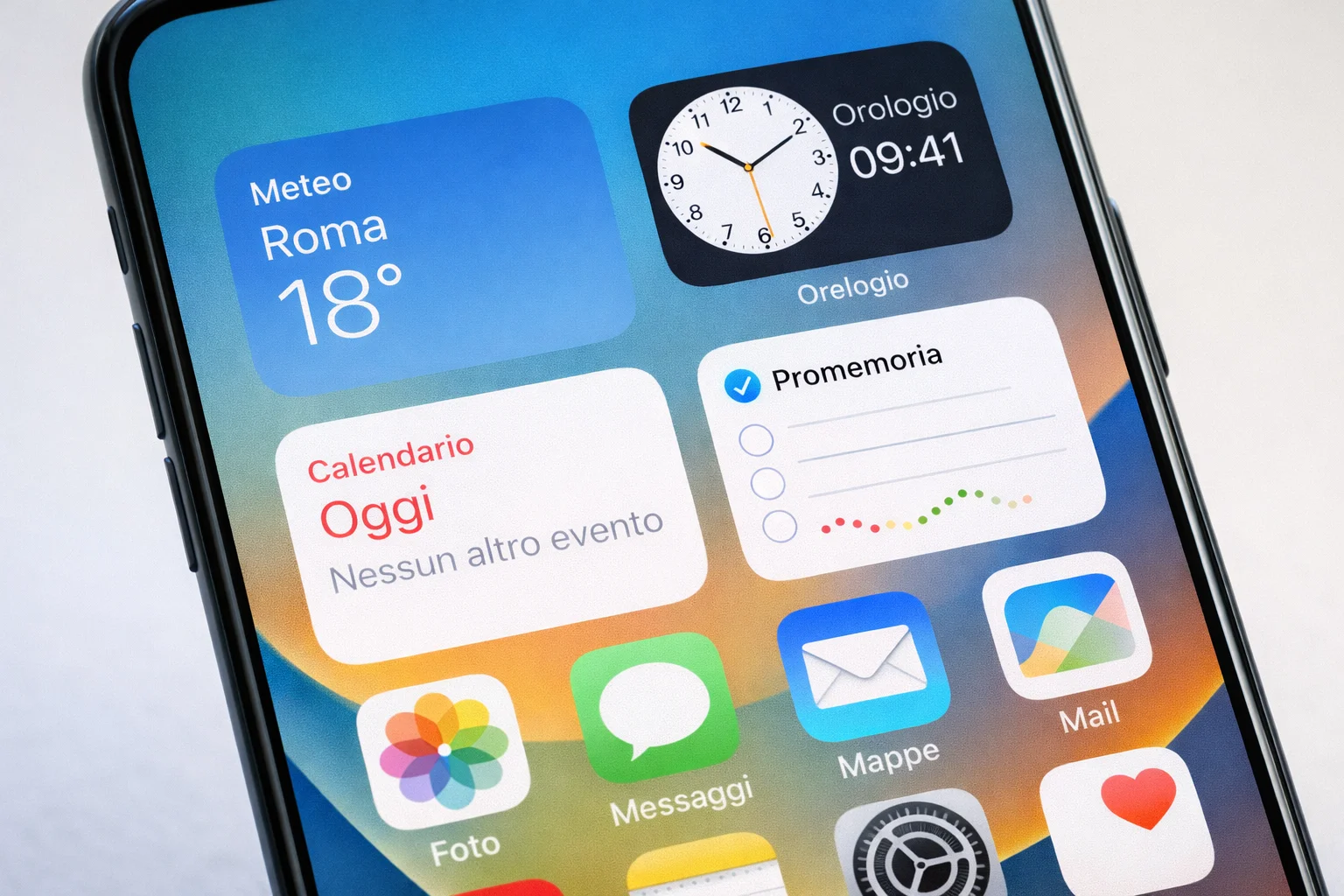 iPhone che mostra widget e notifiche sulla schermata home