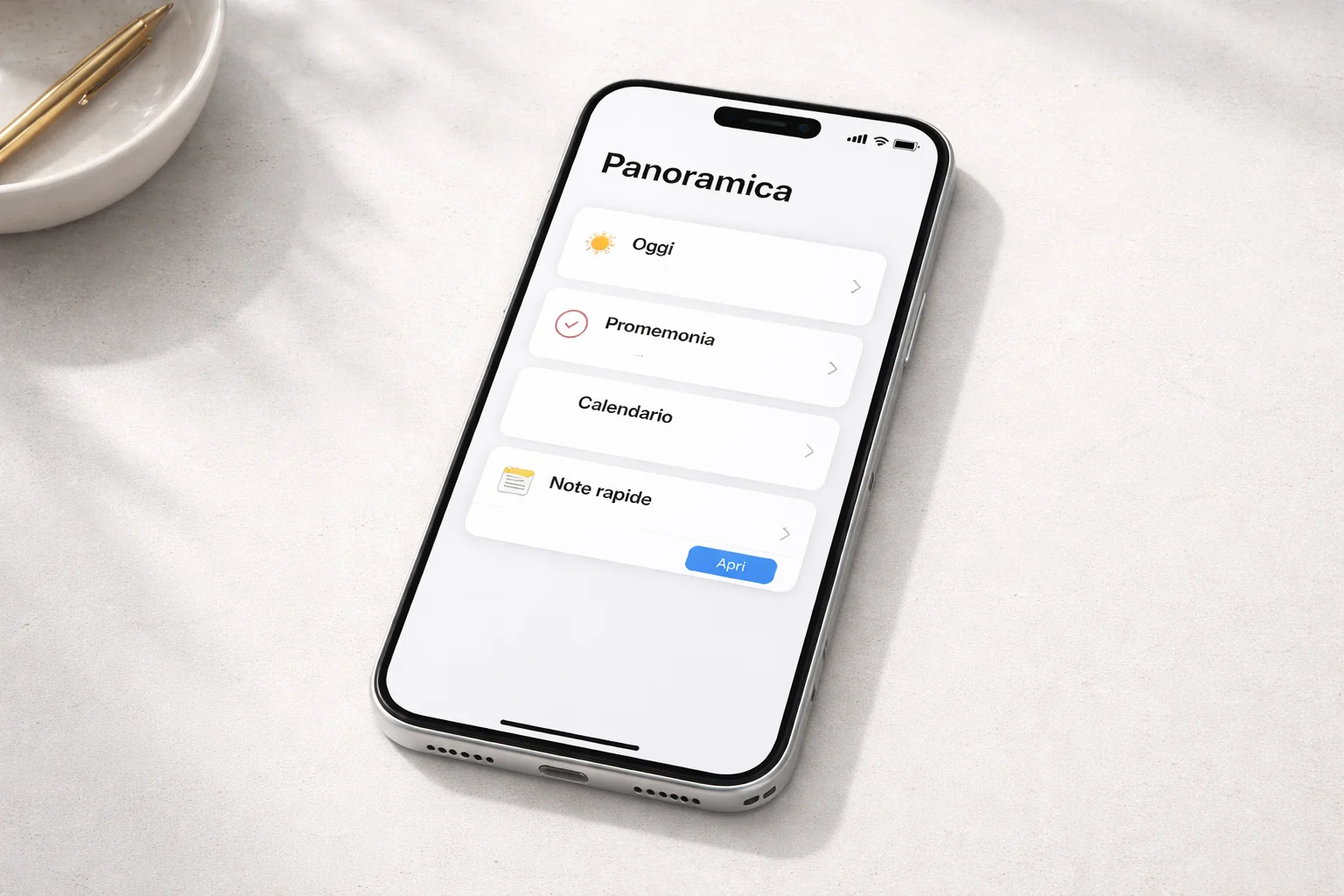 iPhone moderno su una superficie chiara con schermo acceso