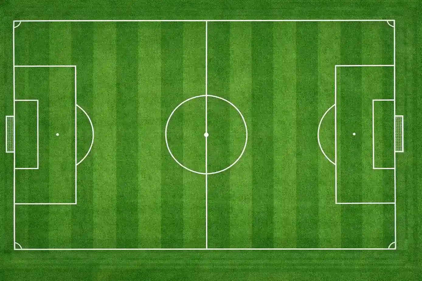 Campo da calcio visto dall'alto con linee bianche ben visibili